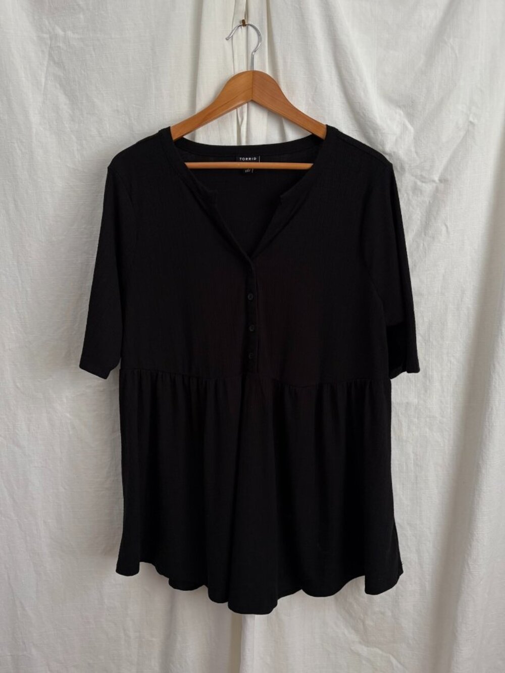Torrid Size 1 Black Babydoll Short Sleeve V-Neck T-Shirt Top Minimalist Basic